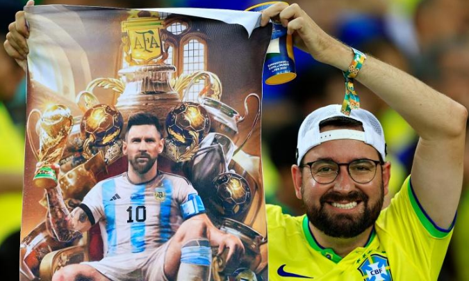 征服对手球迷！现场巴西球迷手举梅西世界杯和金球海报