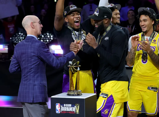 安东尼·戴维斯、勒布朗·詹姆斯带领湖人队夺得NBA季内锦标赛冠军