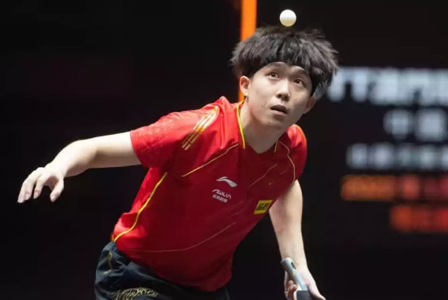 王楚钦斩获2023年中国十佳运动员殊荣：乒乓球新星崭露头角