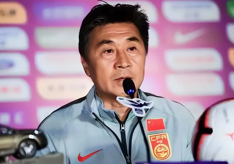 执教中国队世界杯小组出线的领队是谁？