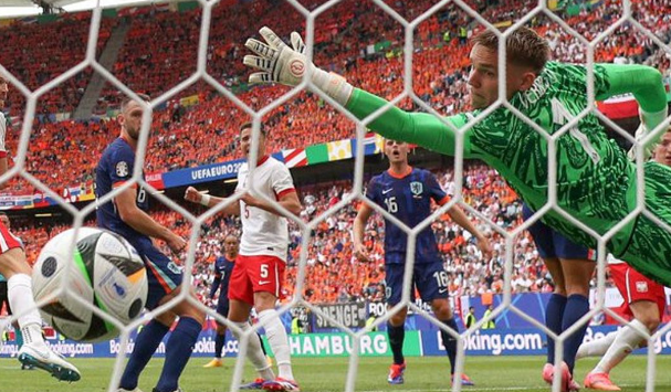 欧洲杯小组赛D组第1轮: 波兰 vs 荷兰 战报