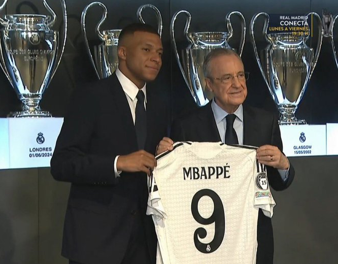 Số 9 mới ở Bernabeu!Mbappe và Florentino khoe áo số 9