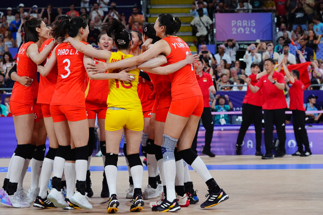 中国女排直落三局击败法国，提前晋级奥运八强