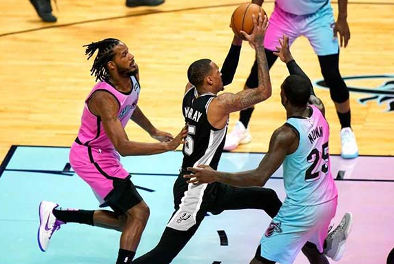 NBA常规赛：魔术106-102险胜76人，双方激战全场，魔术惊险过关