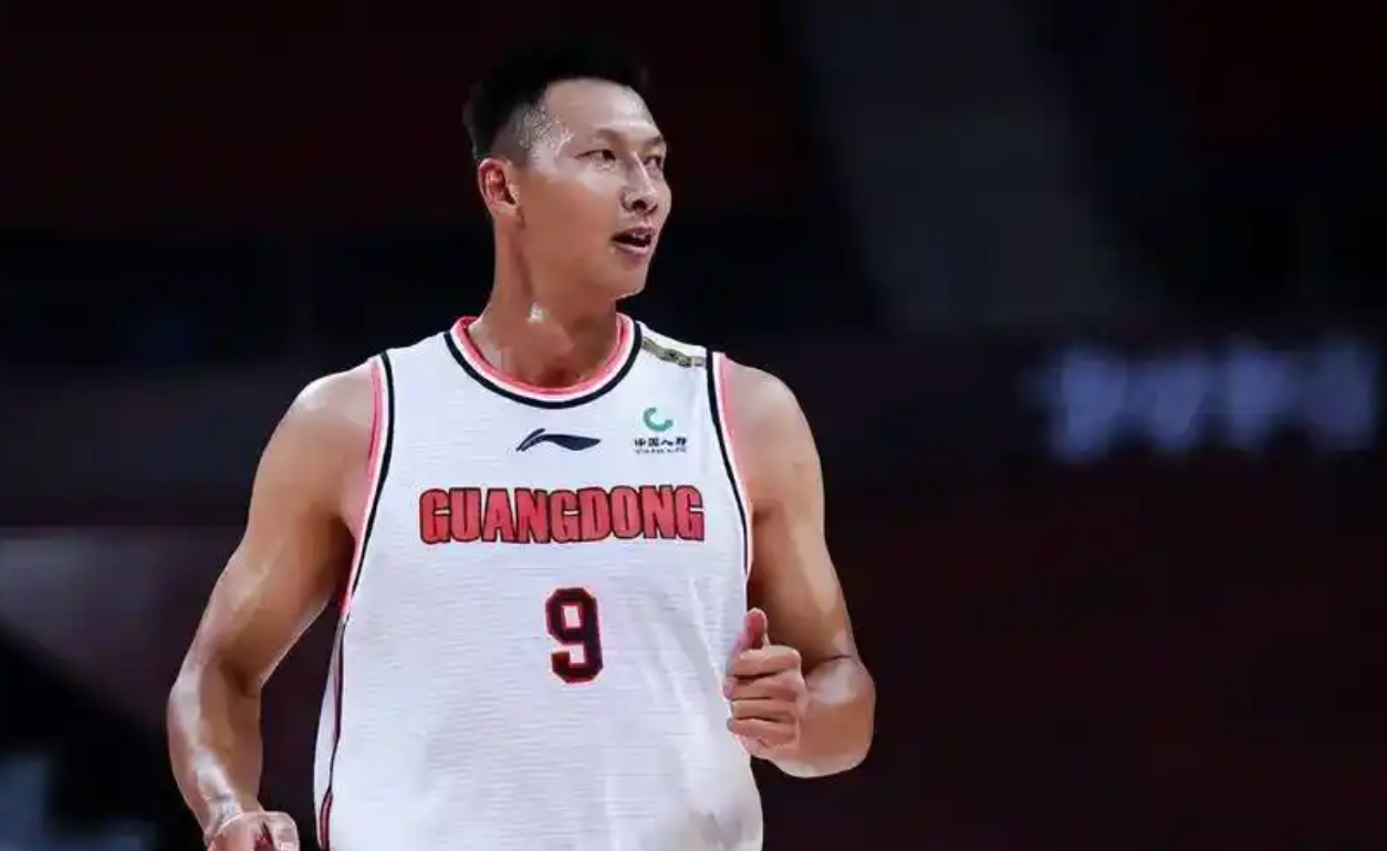 易建联在NBA的球衣是几号