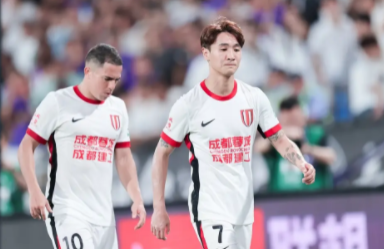 中超-津门虎2-1双杀蓉城 韦世豪点射染红引爆争议‌